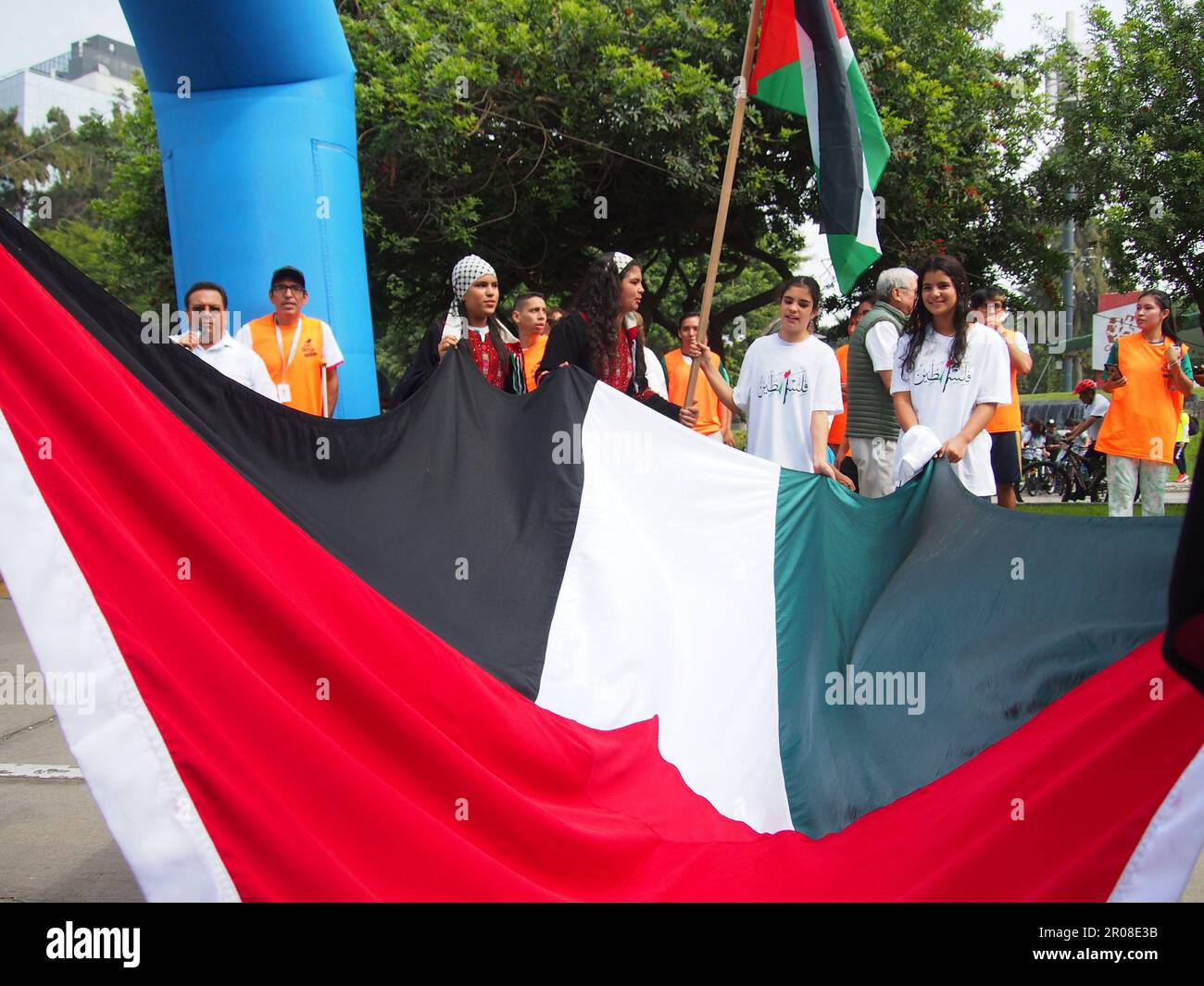 Frauen mit palästinensischer Flagge, wenn Tausende von Menschen an der jährlichen Fahrradtour am Nakba-Tag teilnehmen, die durch die Straßen von Lima verläuft, um das palästinensische Volk zu unterstützen. Die Fahrt wird jedes Jahr von der Botschaft des Staates Palästina in Peru organisiert, um der Nakba-Katastrophe oder der großen palästinensischen Katastrophe zu gedenken. Nakba, Mai 15., ist das Datum, an dem am 1948, Die Vertreibung des palästinensischen Volkes und der Verlust seiner Heimat durch die Gründung des Staates Israel begannen. Stockfoto