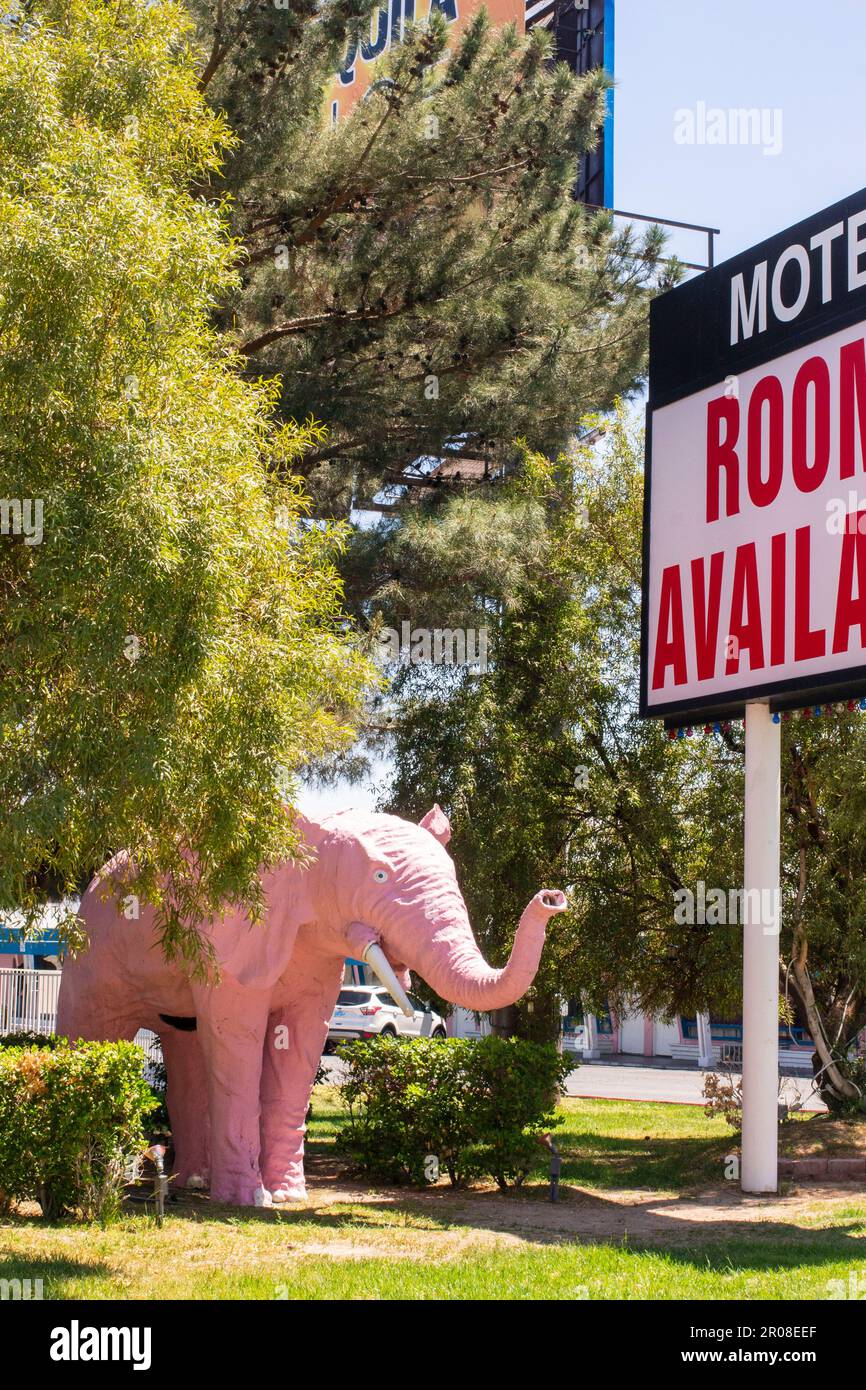 Las Vegas, Nevada, USA. 24. April 2023. Motel am Strip. Zimmer verfügbar. (Kreditbild: © John Marshall Mantel/ZUMA Press Wire) NUR REDAKTIONELLE VERWENDUNG! Nicht für den kommerziellen GEBRAUCH! Stockfoto