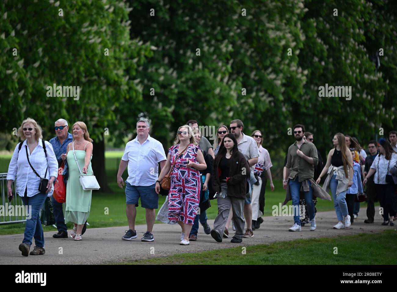 Besucher begeben sich auf den langen Weg zum Krönungskonzert, das auf dem Gelände von Windsor Castle, Berkshire, stattfindet, um die Krönung von König Karl III. Und Königin Camilla zu feiern. Foto: Sonntag, 7. Mai 2023. Stockfoto
