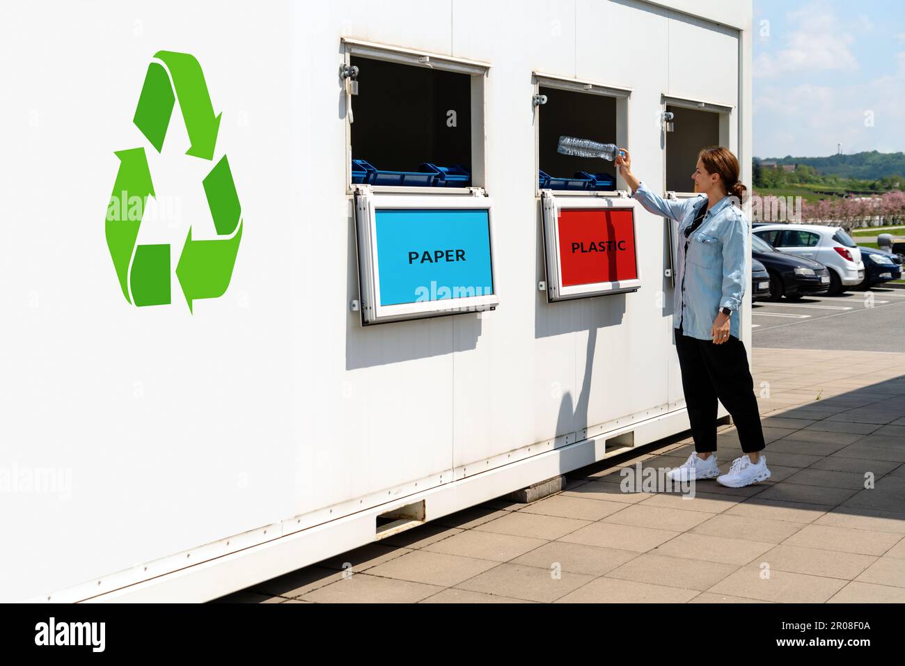 Getrennte Müllsammelstation auf der Straße und Person, die Kunststoffmüll in den Müll wirft. Stockfoto