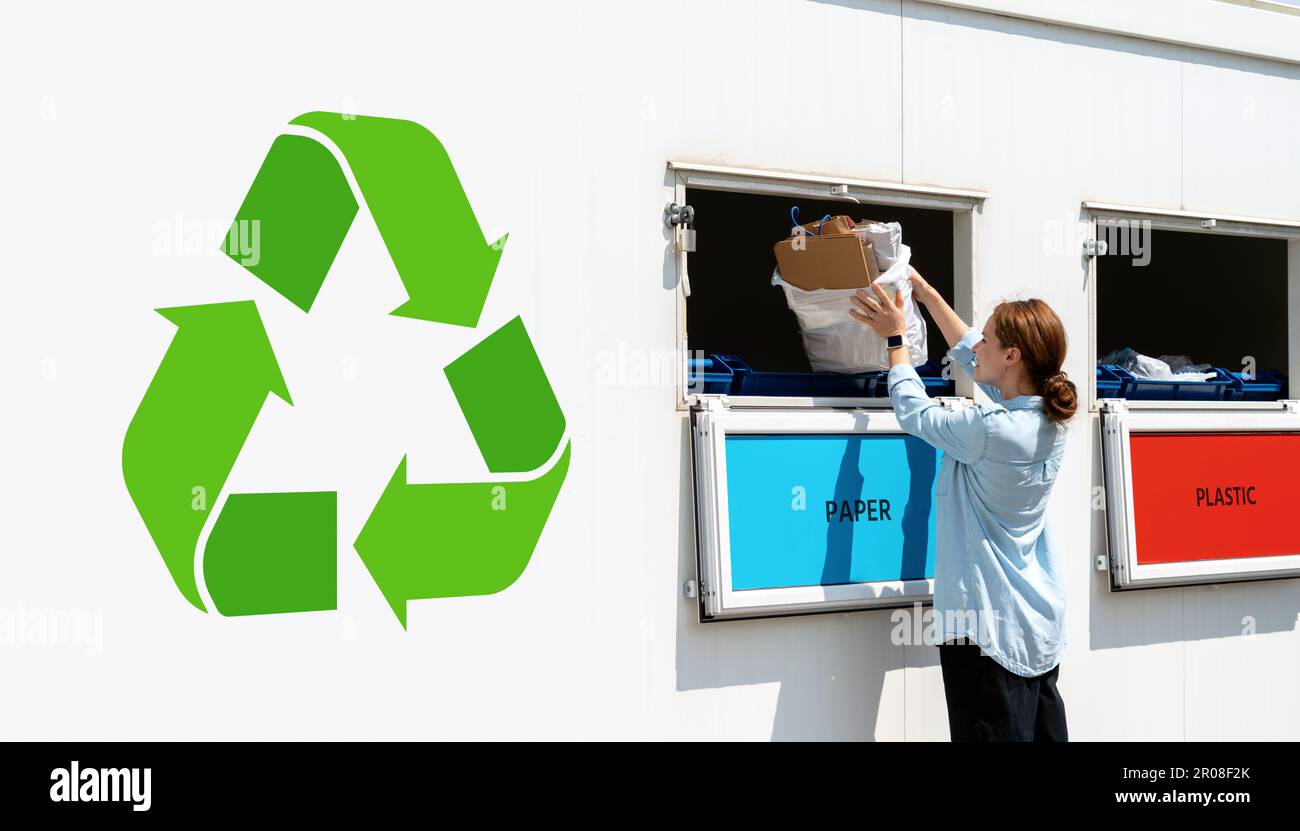 Getrennte Müllsammelstation auf der Straße und Frau, die Papier in den Müll wirft. Stockfoto