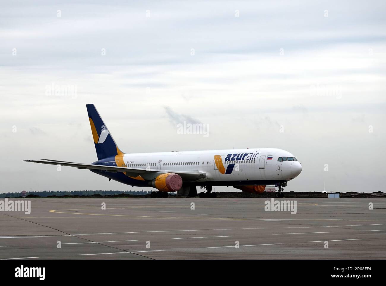 Boeing 767-300ER von Azur Air Charter im internationalen Flughafen Vnukovo auf dem Flugplatz Stockfoto