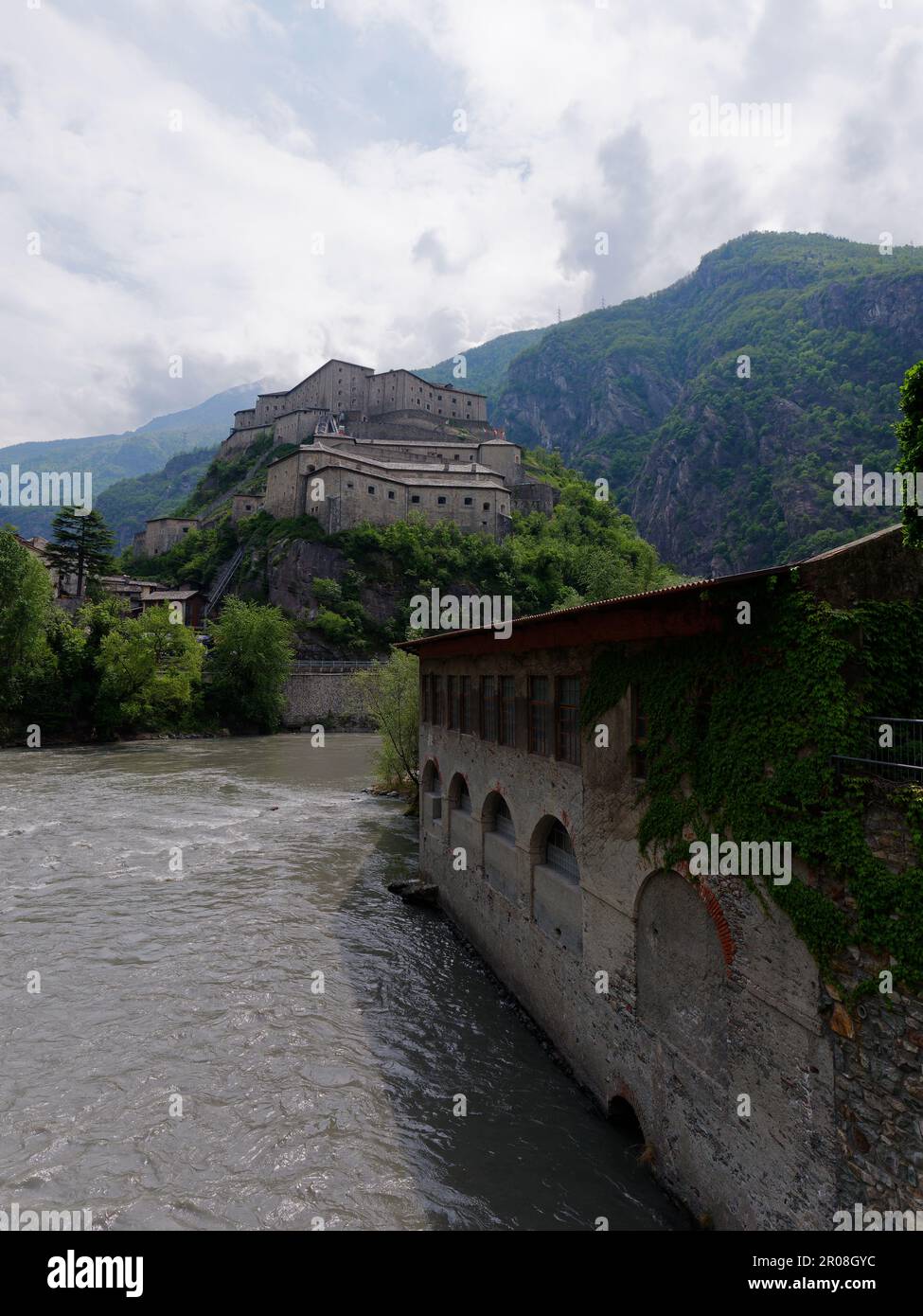 Fort of Bard (Forte di Bard) und der Fluss Dora Baltea im Aosta-Tal, NW Italien Stockfoto