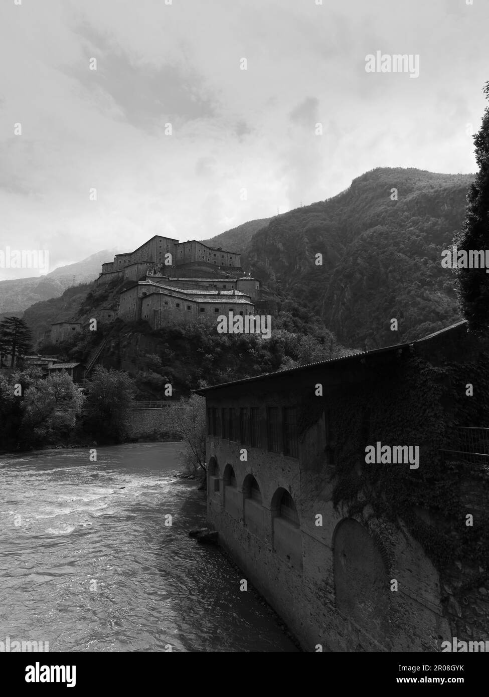 Fort of Bard (Forte di Bard) und der Fluss Dora Baltea im Aosta-Tal, NW Italien Stockfoto
