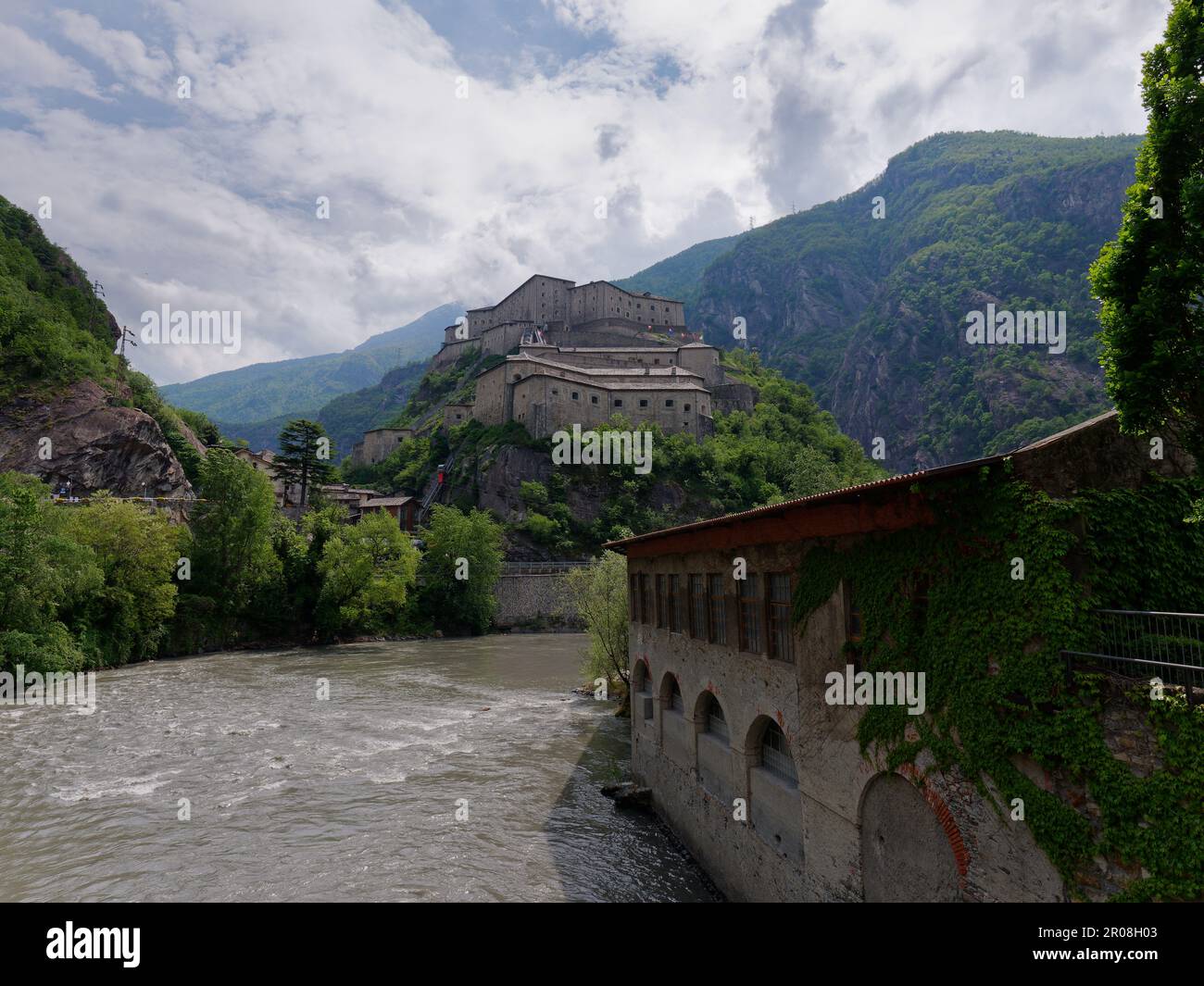 Fort of Bard (Forte di Bard) und der Fluss Dora Baltea im Aosta-Tal, NW Italien Stockfoto