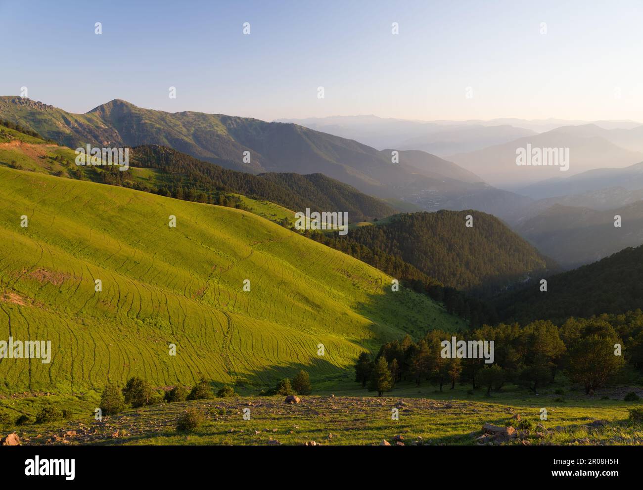 Wunderschöne Bergketten bei Sonnenuntergang. Blick auf die Zigana-Berge vom Saranoy Plateau. Schwarzmeerregion, Nordtürkiye Stockfoto