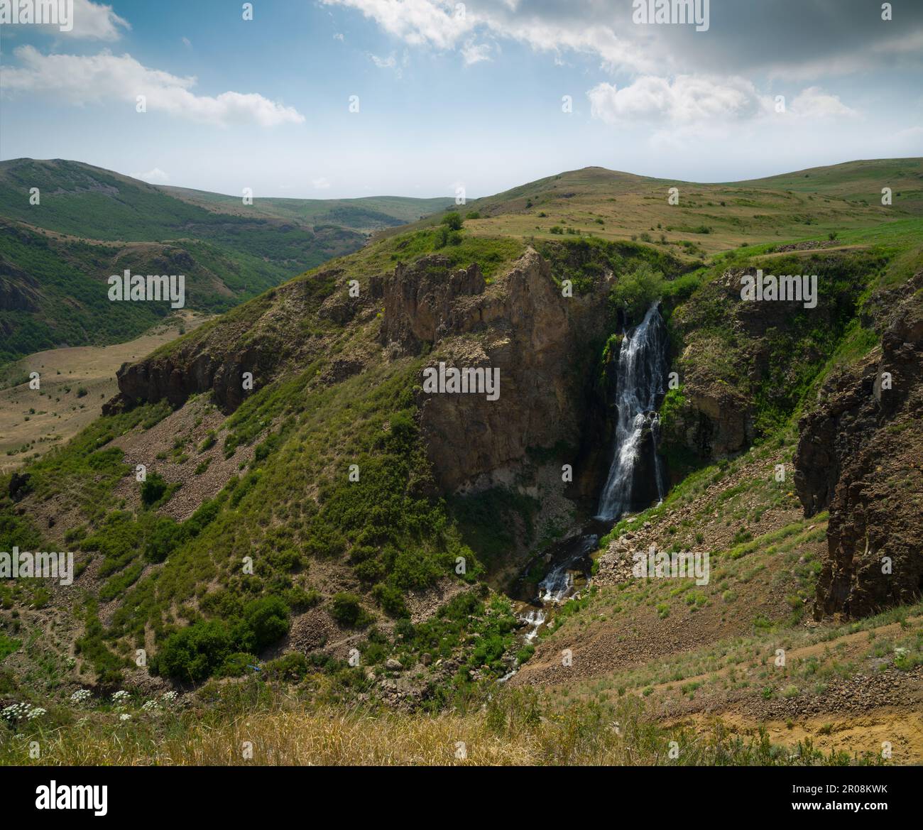 Susuz-Wasserfall in der Nähe der Stadt Kars. Sommersaison. Touristische Wasserfälle in der Türkei. Ostanatolien. Susuz, Türkiye Stockfoto