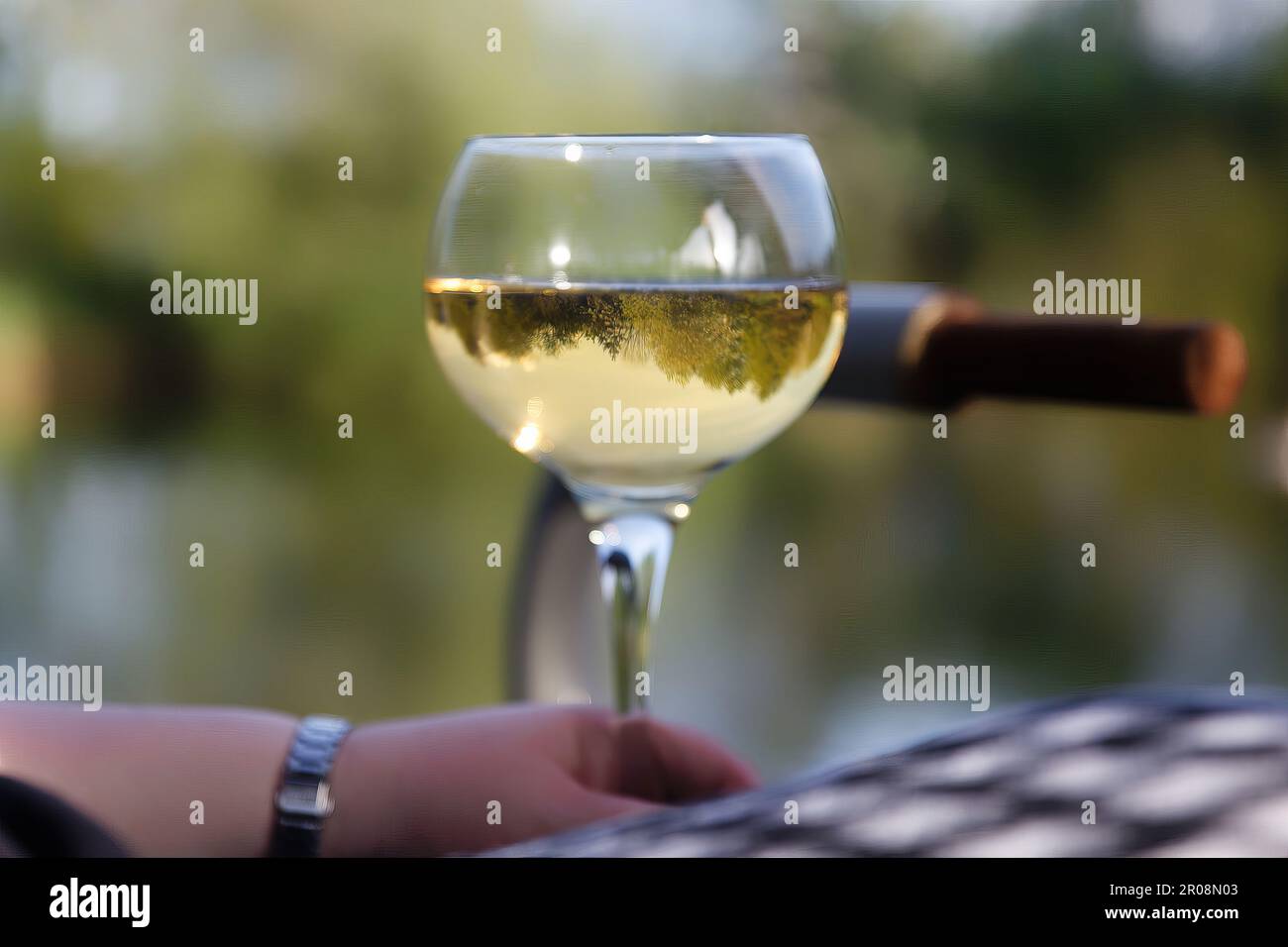 Gin O'Clock - entspannendes Glas, das die Welt reflektiert, für einen beruhigenden Schuss. Stockfoto