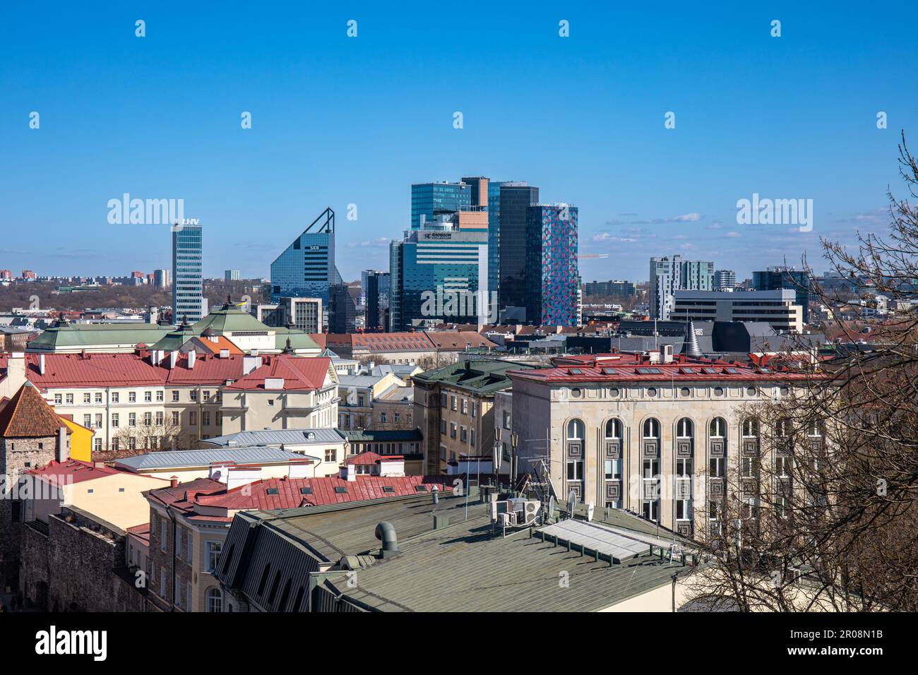 Hochhäuser mit Blick über die Dächer Südalinns an einem sonnigen Frühlingstag in Tallinn, Estland Stockfoto