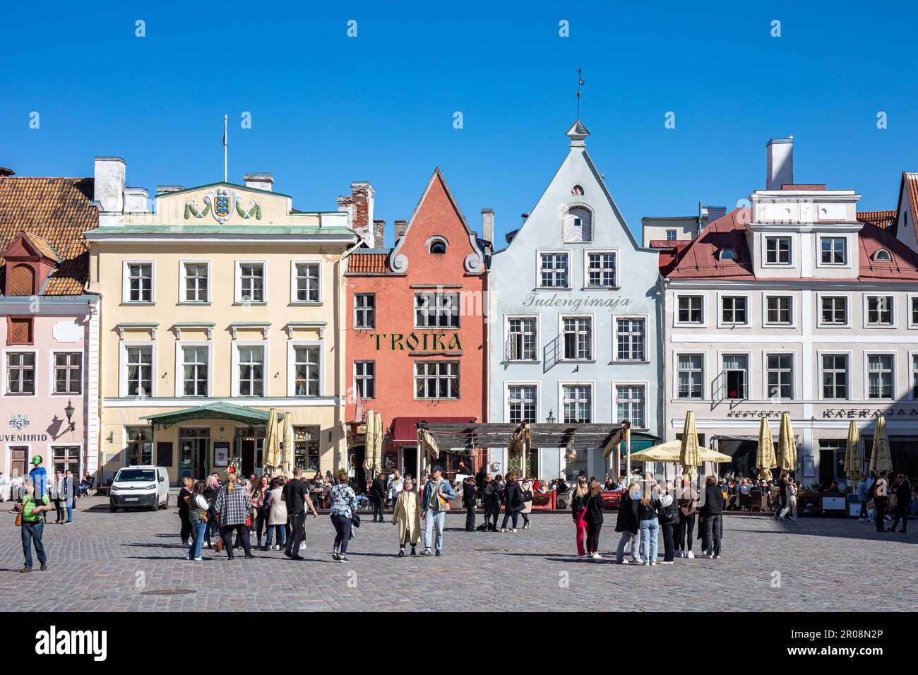 Touristen auf Raekoja Platts, dem Rathausplatz, in Vanalinn, der Altstadt von Tallinn, Estland Stockfoto