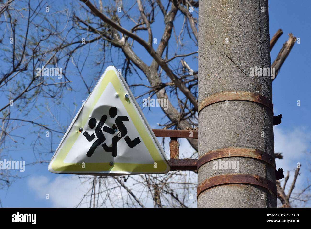 Orichhiv, Ukraine. 06. Mai 2023. Ein Straßenschild, das nach dem russischen Bombenanschlag in Orichhiv durch den Splitter beschädigt wurde. Russische Streitkräfte beschießen regelmäßig die Oblast Zaporizhzia und haben die Zahl der Truppen in der Region erhöht, so Bürgermeister Ivan Fedorov von Melitopol. Nach russischen Quellen ist die Oblast Zaporizhzhia eines der wahrscheinlichen Gebiete für die lang erwartete ukrainische Gegenoffensive. Kredit: SOPA Images Limited/Alamy Live News Stockfoto