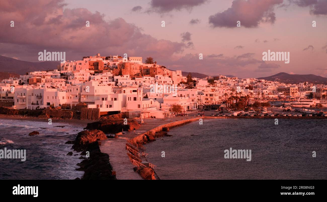Die Stadt Naxos (Chora), die größte und fruchtbarste der Kykladen Griechenlands, bei Sonnenuntergang Stockfoto