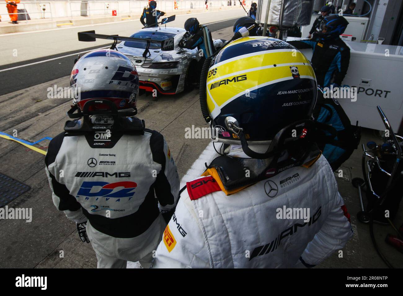 2 Seas Motorsport Mercedes-AMG GT3 Fahrer Jules Gounon (R) mit Beifahrer Ian Loggie während Runde 3 der Intelligent Money British GT Championship auf der Silverstone Circuit in Northamptonshire. 07. Mai 2023 Foto: Jurek Biegus. Nur redaktionelle Verwendung, Lizenz für kommerzielle Verwendung erforderlich. Stockfoto