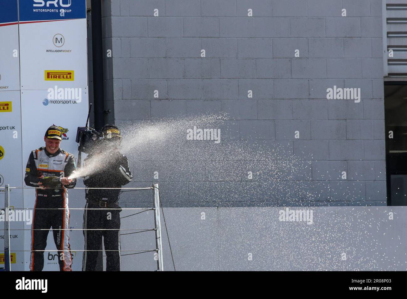 Der #90 Optimum Motorsport Fahrer Charles Clark GT4 Silver Class spritzt Champagner auf das Podium während Runde 3 der Intelligent Money British GT Championship auf dem Silverstone Circuit in Northamptonshire. 07. Mai 2023 Foto: Jurek Biegus. Nur redaktionelle Verwendung, Lizenz für kommerzielle Verwendung erforderlich. Stockfoto