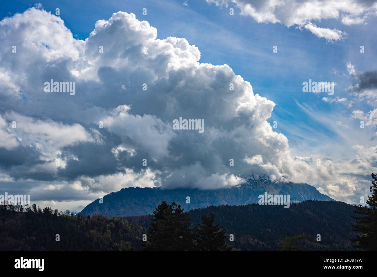 Über einem Berg in der Schweiz bildet sich eine Sturmwolke Stockfoto