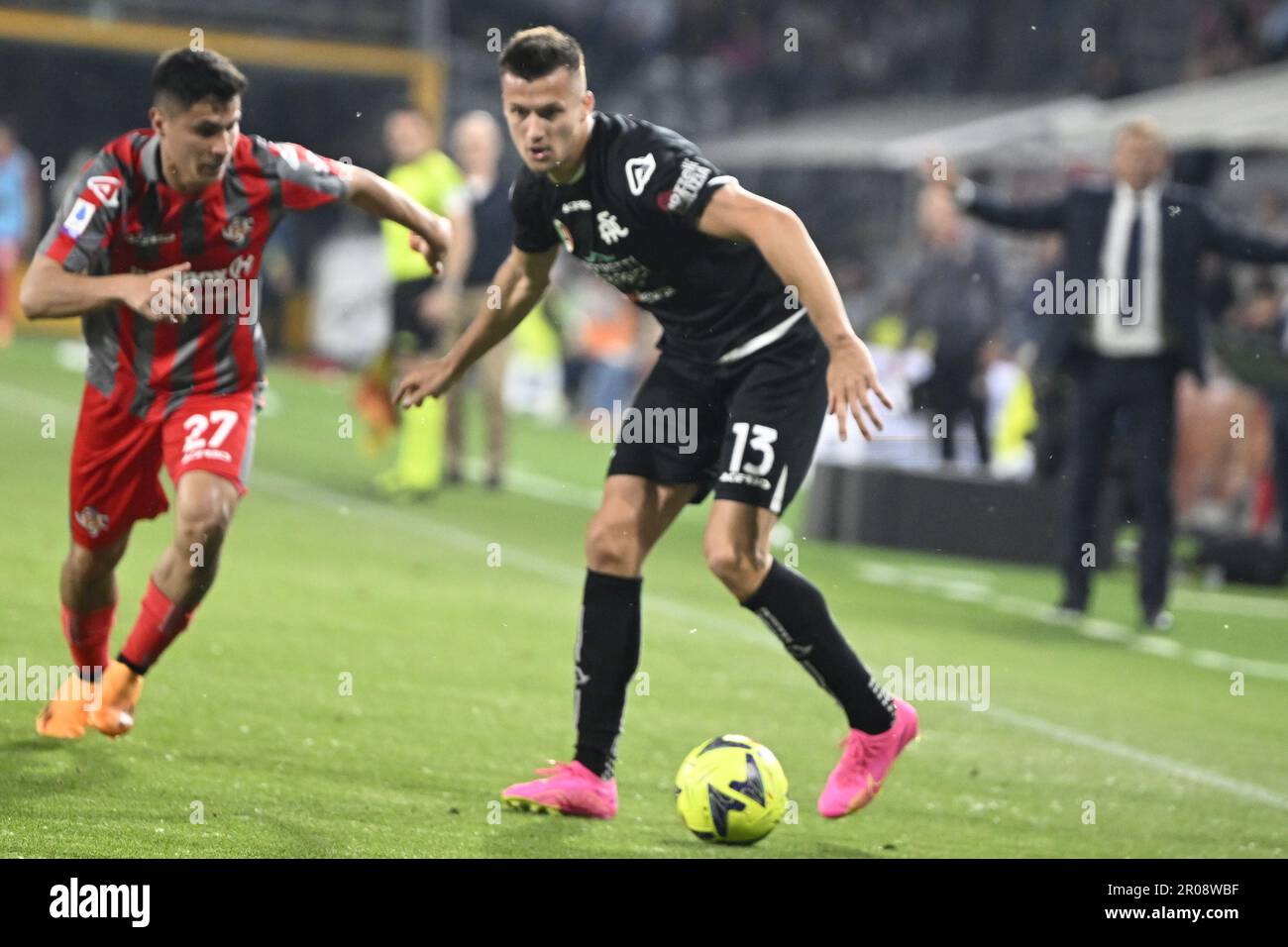 Cremona, Italien. 06. Mai 2023. Pablo Galdames (Cremonese) und Arkadiusz Reca (Spezia) während des Spiels US Cremonese vs Spezia Calcio, italienisches Fußballspiel Serie A in Cremona, Italien, Mai 06 2023 Kredit: Independent Photo Agency/Alamy Live News Stockfoto