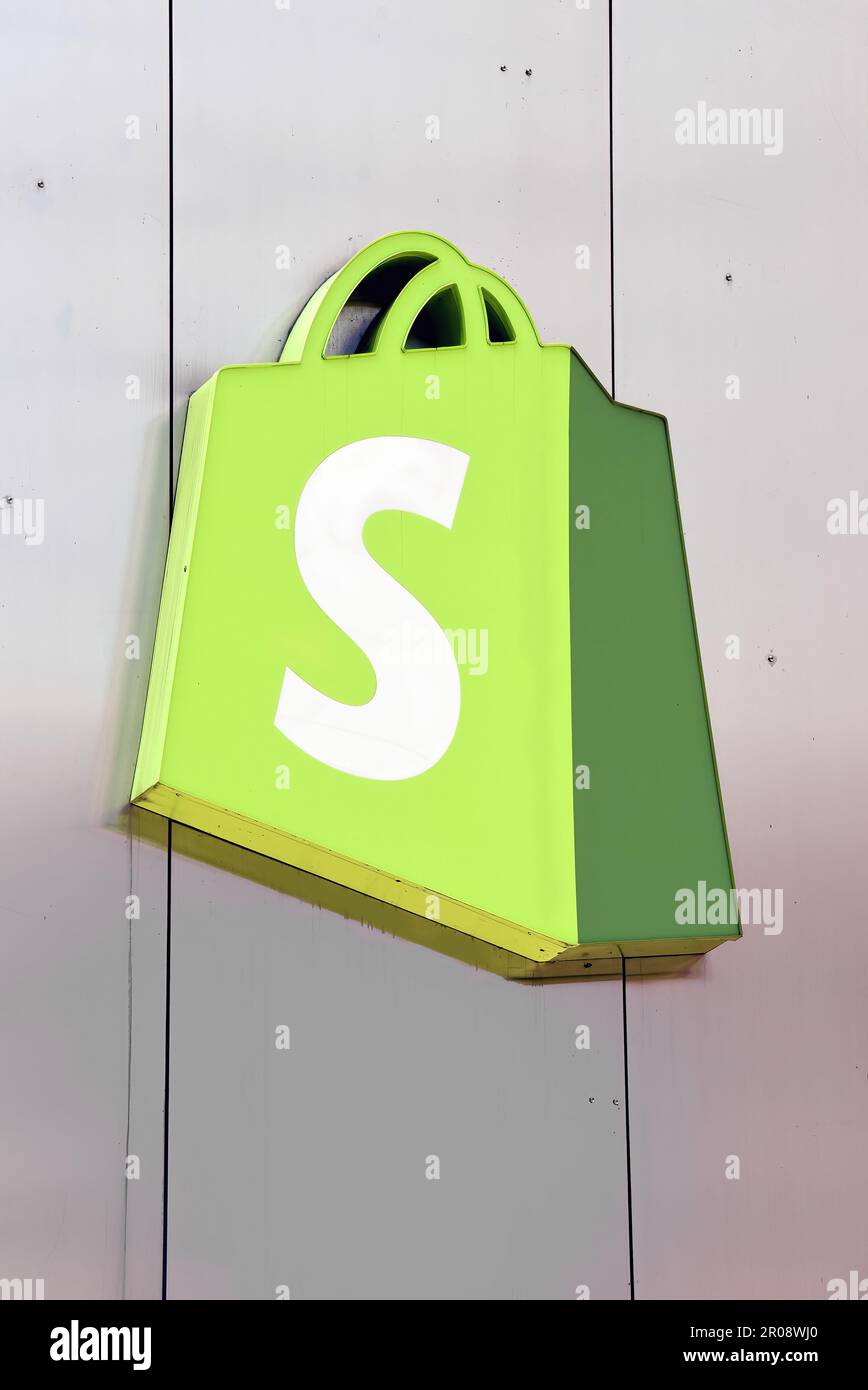 Ottawa, Kanada 7. Mai 2023: Shopify-Schild auf dem Gebäude in der Innenstadt, in der Nähe des Hauptquartiers. Das kanadische E-Commerce-Unternehmen verkauft Software für sellin Stockfoto