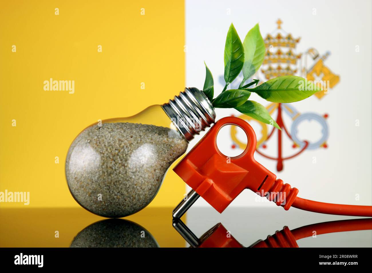 Stöpsel, Pflanzen, die in der Glühbirne wachsen, und die Vatikanstadt-Flagge. Konzept für umweltfreundliche erneuerbare Energien. Stockfoto