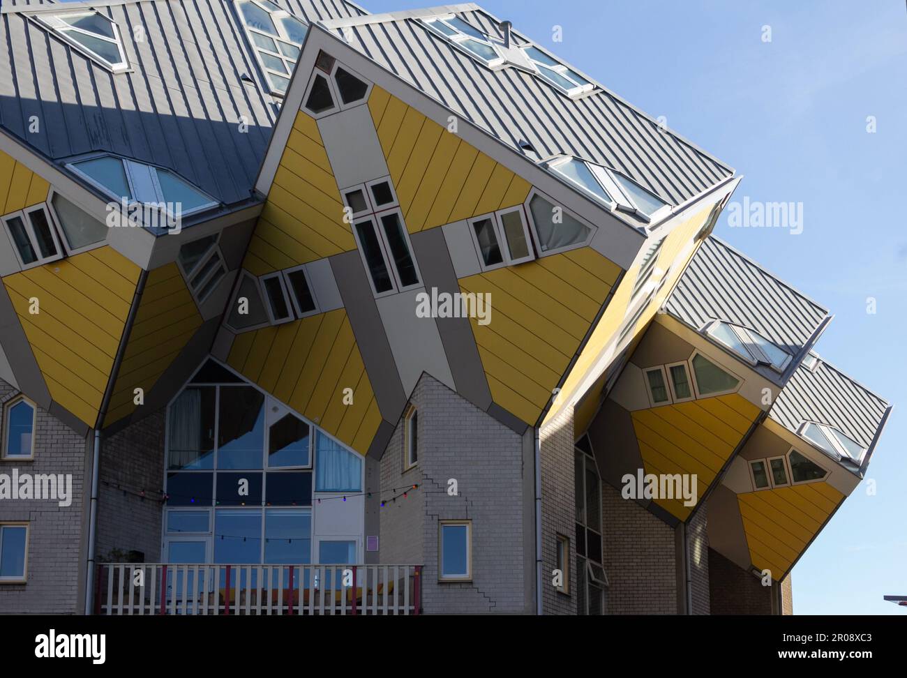 Rotterdam, NL, Piet Bloms Würfelhäuser, oder Kubuswoningen, auf sechseckigen Säulen, von denen jede einen Baum und das ganze, einen Wald darstellen soll. Stockfoto