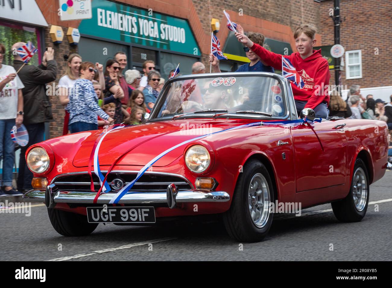 7. Mai 2023. Fleet, Hampshire, England, Großbritannien. Das lange Wochenende der Feierlichkeiten zur Krönung von König Karl III. Und Königin Camilla setzte sich mit einer Prozession von Oldtimern und Superautos entlang der Fleet Road fort. Im Anschluss daran fand eine Krönungsparade statt, an der Marschkapellen und Gemeindeorganisationen teilnahmen. Es war ein sonniger Nachmittag für die beliebte Veranstaltung, die viele Menschen anlockte, den königlichen Anlass zu beobachten und zu feiern. Stockfoto