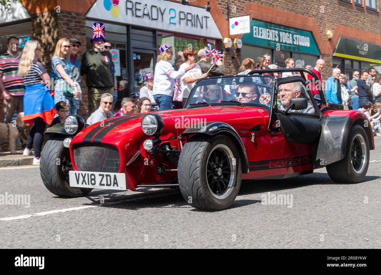 7. Mai 2023. Fleet, Hampshire, England, Großbritannien. Das lange Wochenende der Feierlichkeiten zur Krönung von König Karl III. Und Königin Camilla setzte sich mit einer Prozession von Oldtimern und Superautos entlang der Fleet Road fort. Im Anschluss daran fand eine Krönungsparade statt, an der Marschkapellen und Gemeindeorganisationen teilnahmen. Es war ein sonniger Nachmittag für die beliebte Veranstaltung, die viele Menschen anlockte, den königlichen Anlass zu beobachten und zu feiern. Stockfoto