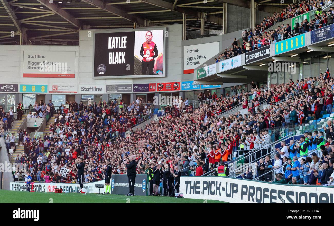 Nationales Fußballstadion im Windsor Park, Belfast, Nordirland, Großbritannien. 07. Mai 2023 Samuel Gelstons Whiskey Irish Cup-Finale 2023. Ballymena United gegen Kreuzritter im ersten Irish-Cup-Finale, das an einem Sonntag gespielt wurde. Offizielle Spieler und Fans hielten vor dem Spiel eine Schweigeminute ein , gefolgt von einem Applaus für 13 Minuten zum Gedenken an junge Kreuzritter;" Fan Kaylee Black. Der 13-Jährige spielte für das U13-Team der Crusaders und starb plötzlich in der Woche vor dem Finale. Kredit: David Hunter/Alamy Live News. Stockfoto