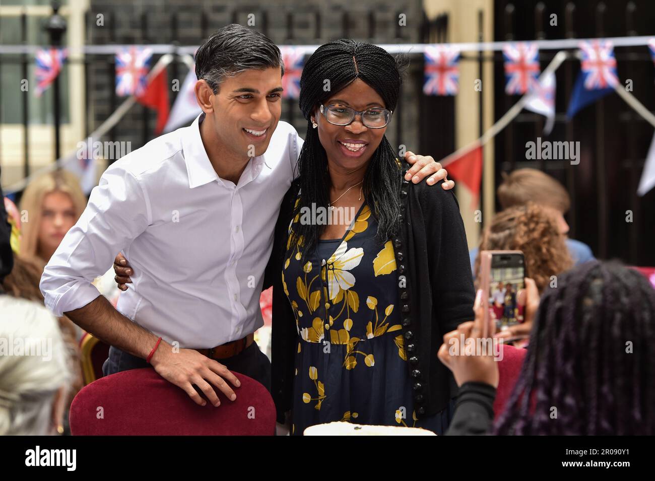 London, England, Großbritannien. 7. Mai 2023. RISHI SUNAK posiert während der Party für Fotos mit den Gästen. Premierminister Rishi Sunak und Frau Murty veranstalten in der Downing Street ein großes Krönungsessen, um die Krönung zu feiern. (Kreditbild: © Thomas Krych/ZUMA Press Wire) NUR REDAKTIONELLE VERWENDUNG! Nicht für den kommerziellen GEBRAUCH! Stockfoto