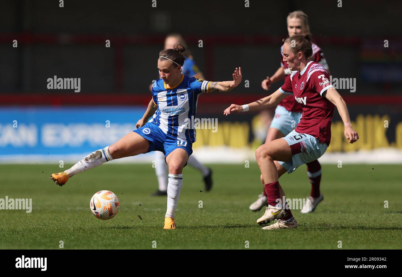 Crawley, Großbritannien. 7. Mai 2023. Brighton's Julia Olme und West Ham's Lucy Parker während des Barclays Women's Super League-Spiels zwischen Brighton & Hove Albion und West Ham United im Broadfield Stadium in Crawley. Kredit: James Boardman/Alamy Live News Stockfoto