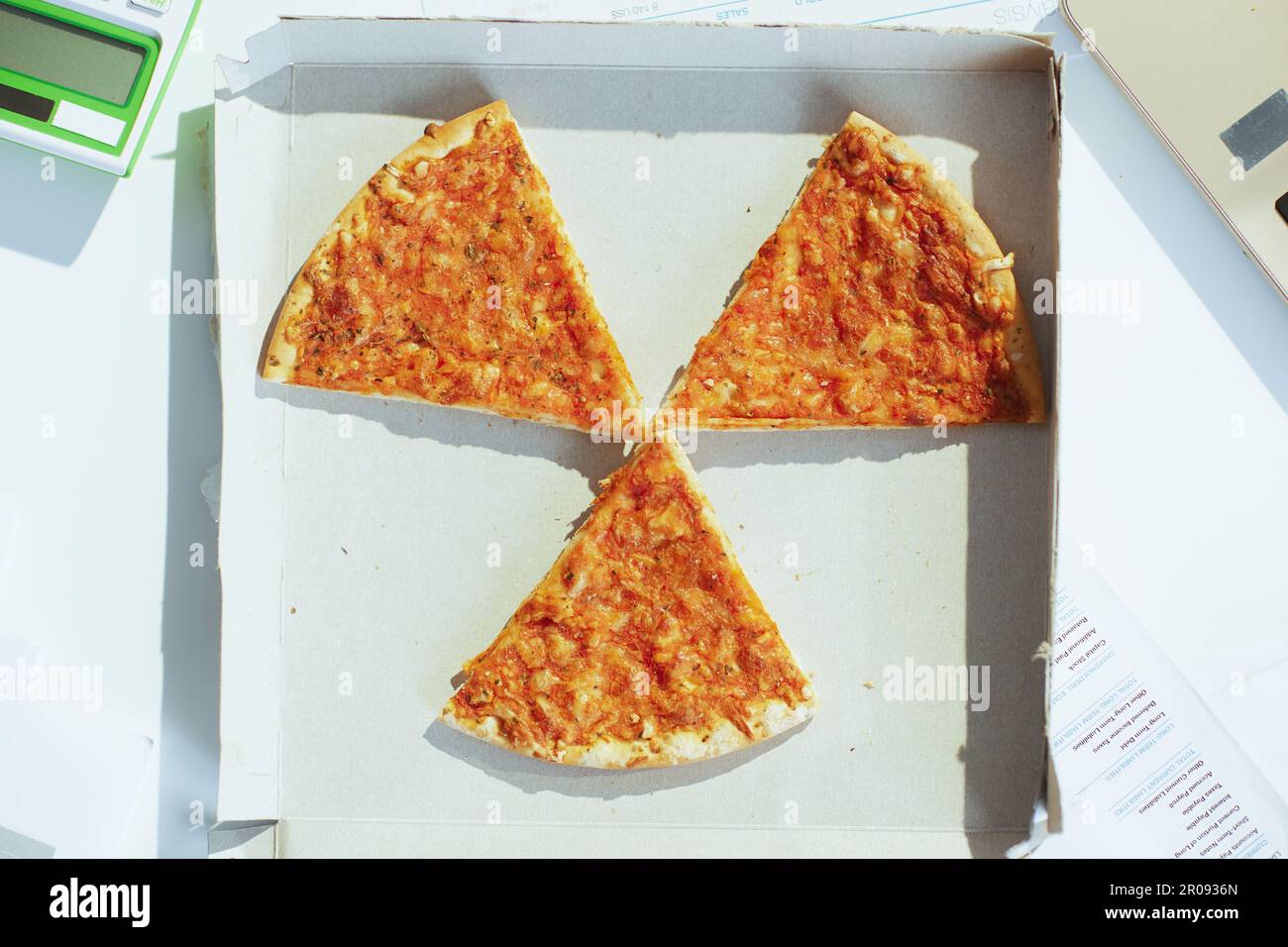 Blick von oben auf Pizza am Tisch im Strahlenschild. Stockfoto