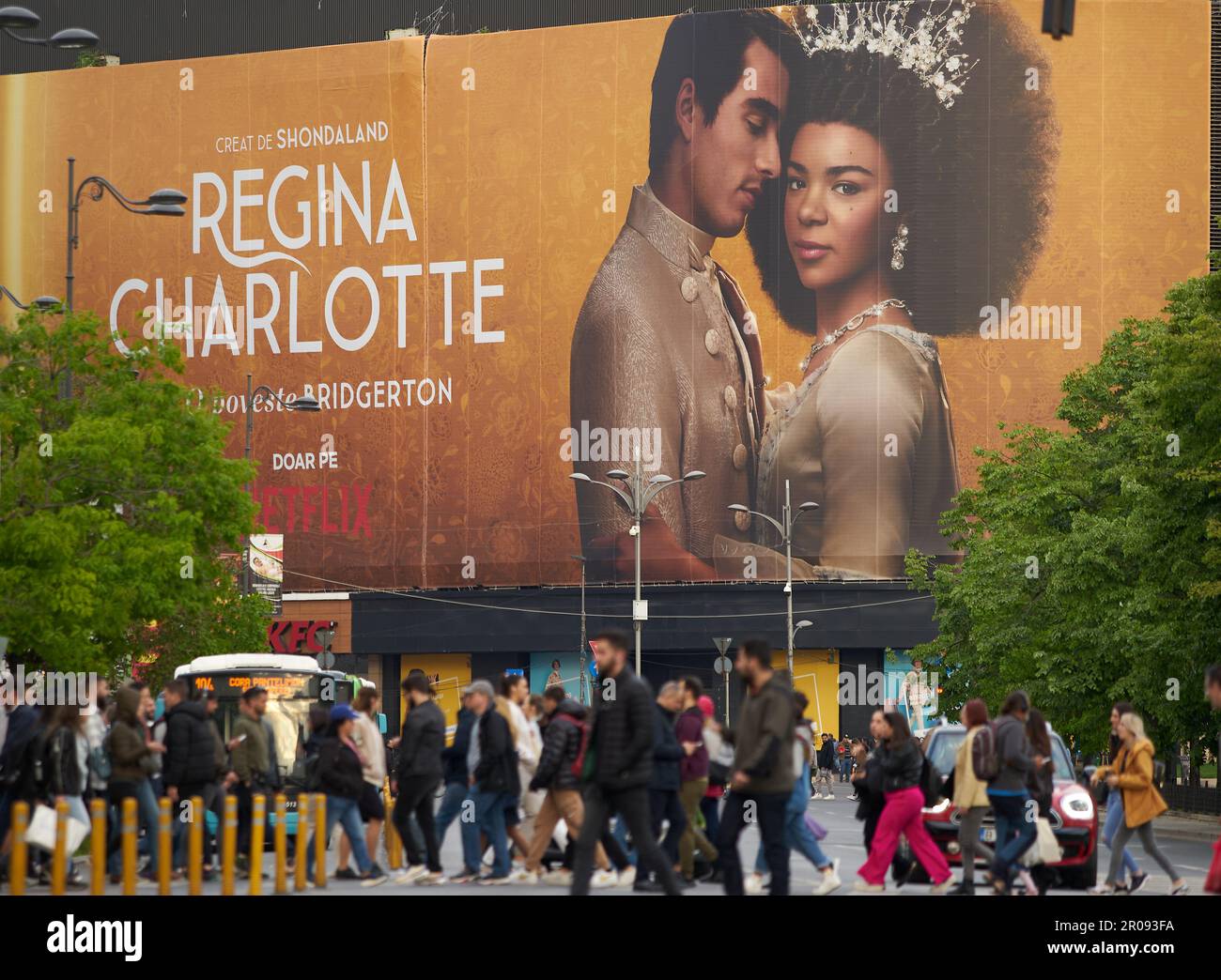 Bukarest, Rumänien. 3. Mai 2023: Extra großes Werbebanner Queen Charlotte: A Bridgerton Story, TV Mini Series, wird im Unirea Shop gezeigt Stockfoto