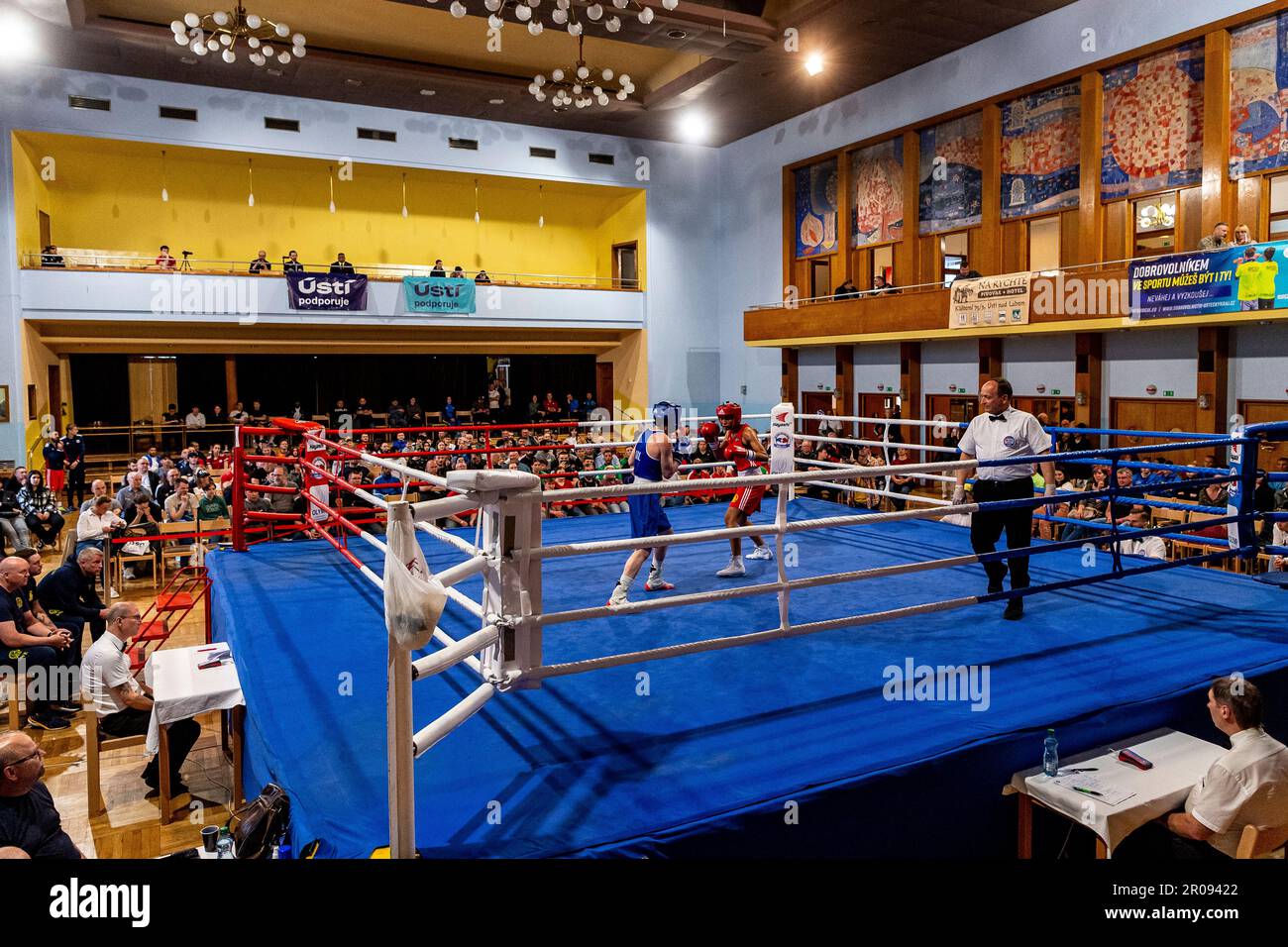 Usti Nad Labem, Tschechische Republik. 07. Mai 2023. Kellie Harrington aus Irland gewann am 7. Mai 2023 in Usti nad Labem in der Tschechischen Republik das internationale Elite Women's 60 kg Boxturnier 53. „GRAND PRIX“. Rechts ist Agnes Alexiusson aus Schweden. Kredit: Ondrej Hajek/CTK Photo/Alamy Live News Stockfoto