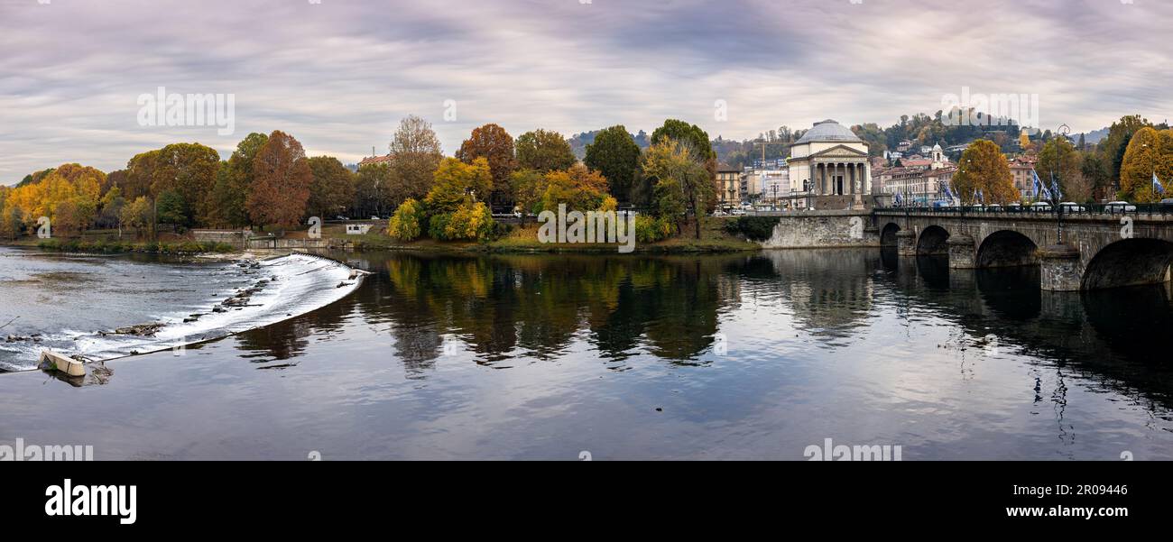 Turin, Italien - 09. November 2021: Panoramablick auf das Westufer des Po, die Brücke Vittorio Emanuele I und die Kirche Gran Madre di Dio. Stockfoto
