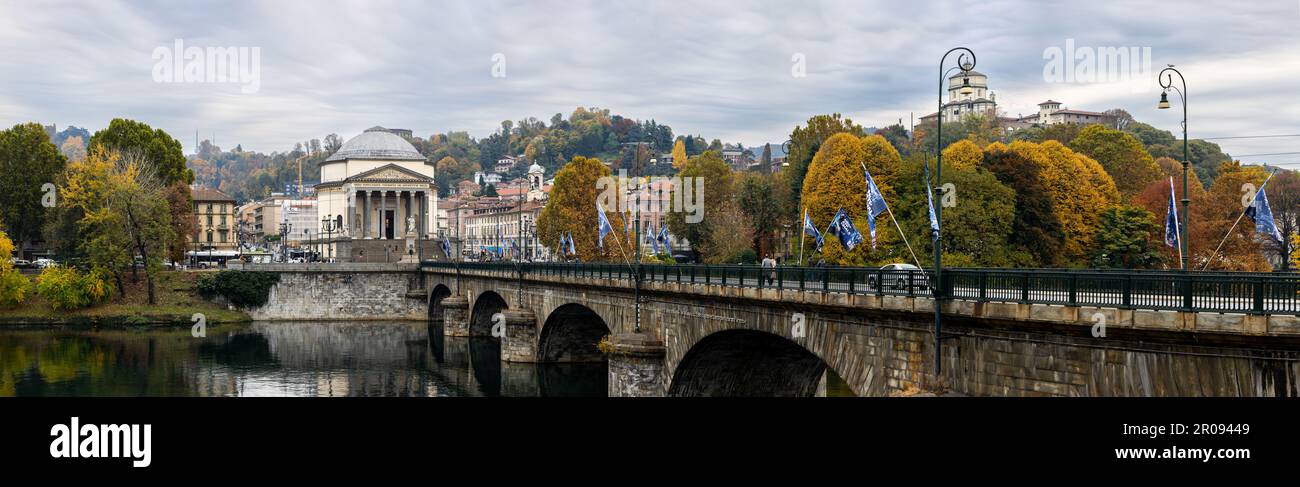 Turin, Italien - 09. November 2021: Panoramablick auf das Westufer des Po, die Brücke Vittorio Emanuele I, die Kirche Gran Madre di Dio und Stockfoto