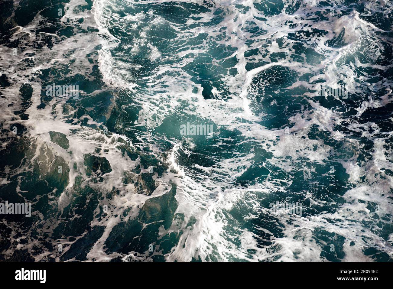 Blaue Wellen, weißer Meeresschaum-Hintergrund Stockfoto