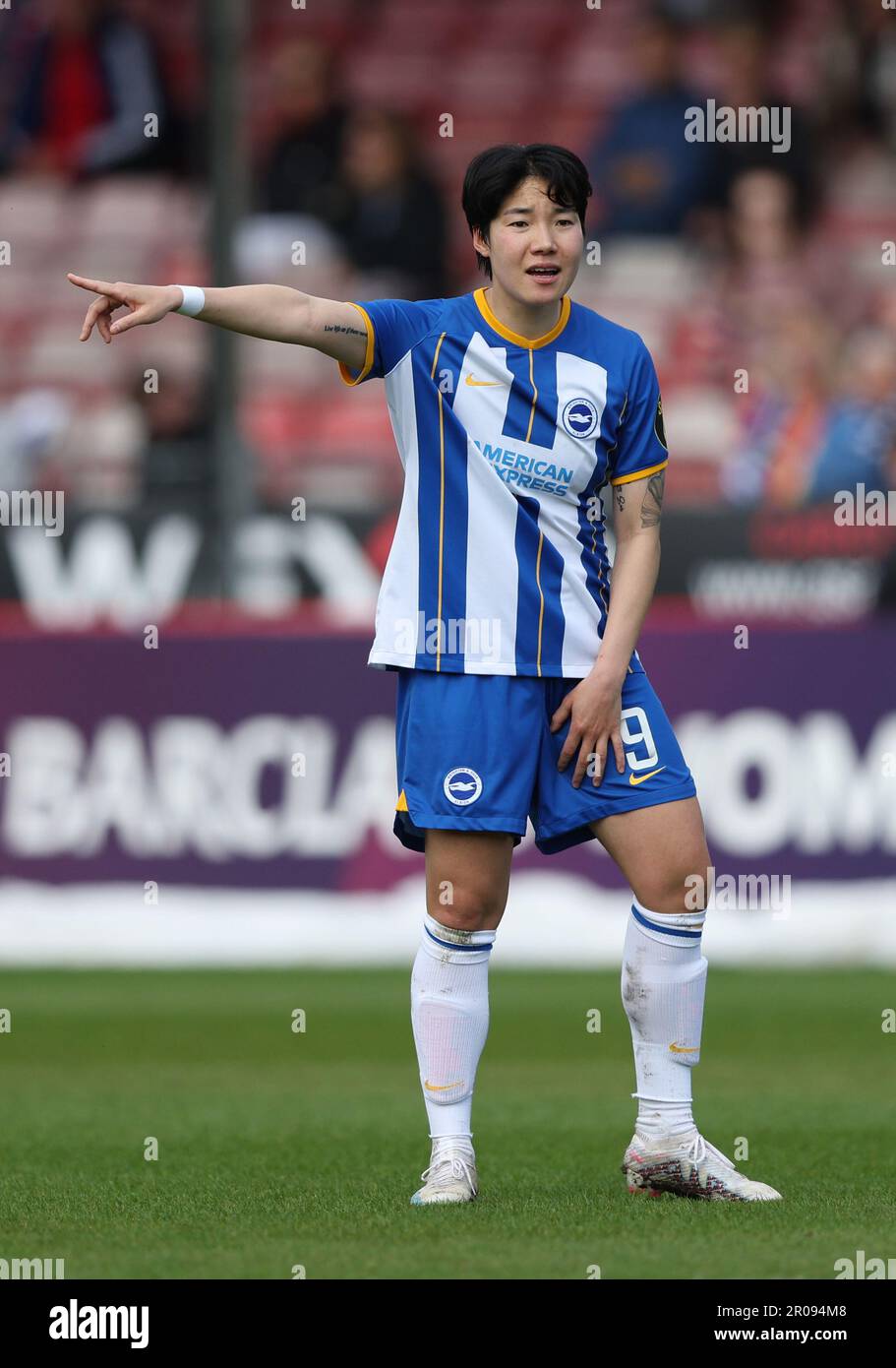 Crawley, Großbritannien. 7. Mai 2023. Brighton's Lee Geum-Min während des Barclays Women's Super League-Spiels zwischen Brighton & Hove Albion und West Ham United im Broadfield Stadium in Crawley. Kredit: James Boardman/Alamy Live News Stockfoto