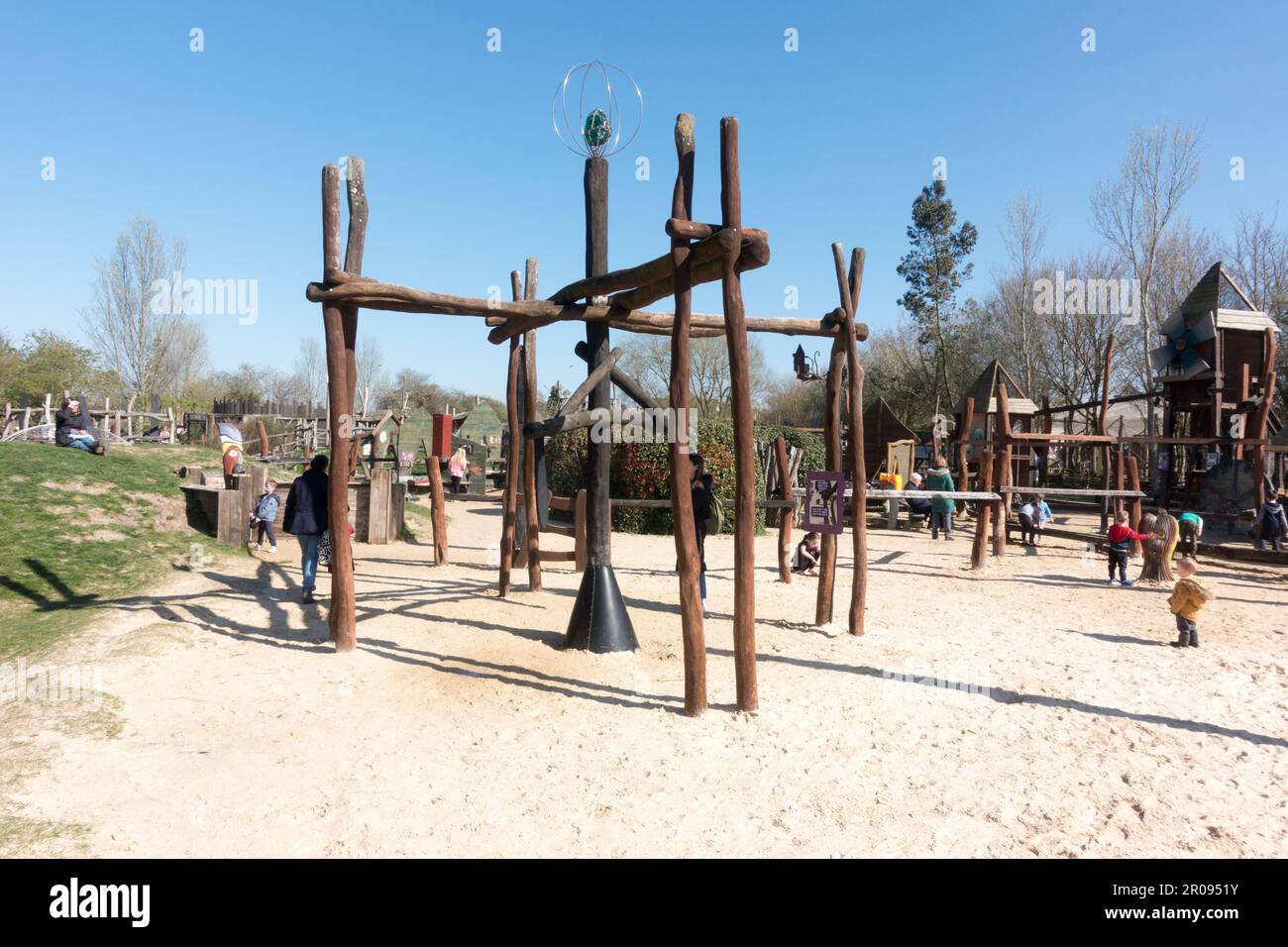 Installation von Holzstrukturen im Kinder-Spielcenter Stockfoto