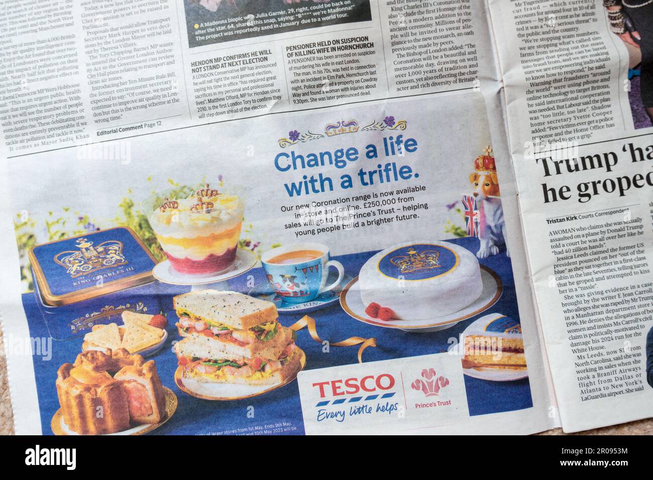 Tesco-Werbung für Speisen von verwandten Parteien am Krönungstag Stockfoto