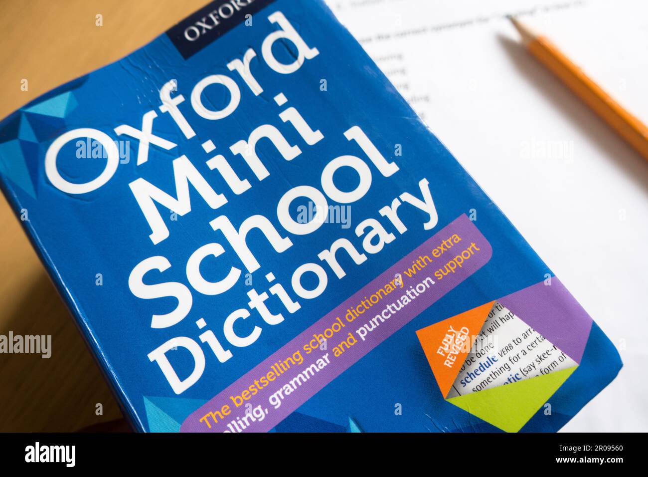 Oxford English Dictionary auf dem Tisch neben dem Studienmaterial Stockfoto