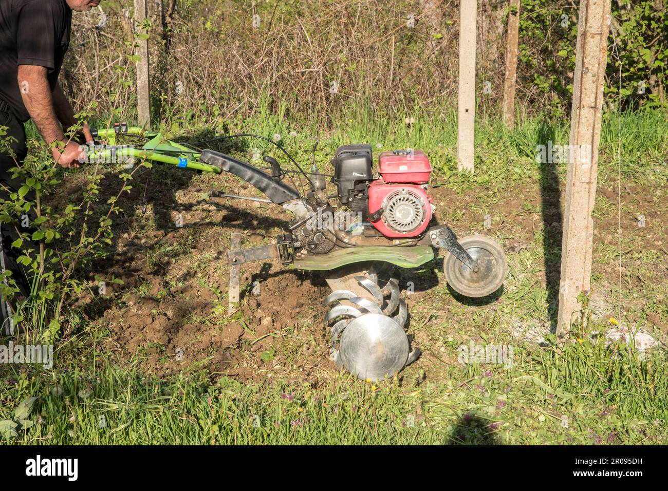 Maschinen für die landwirtschaftliche Bodenbearbeitung im Garten im Einsatz Stockfoto