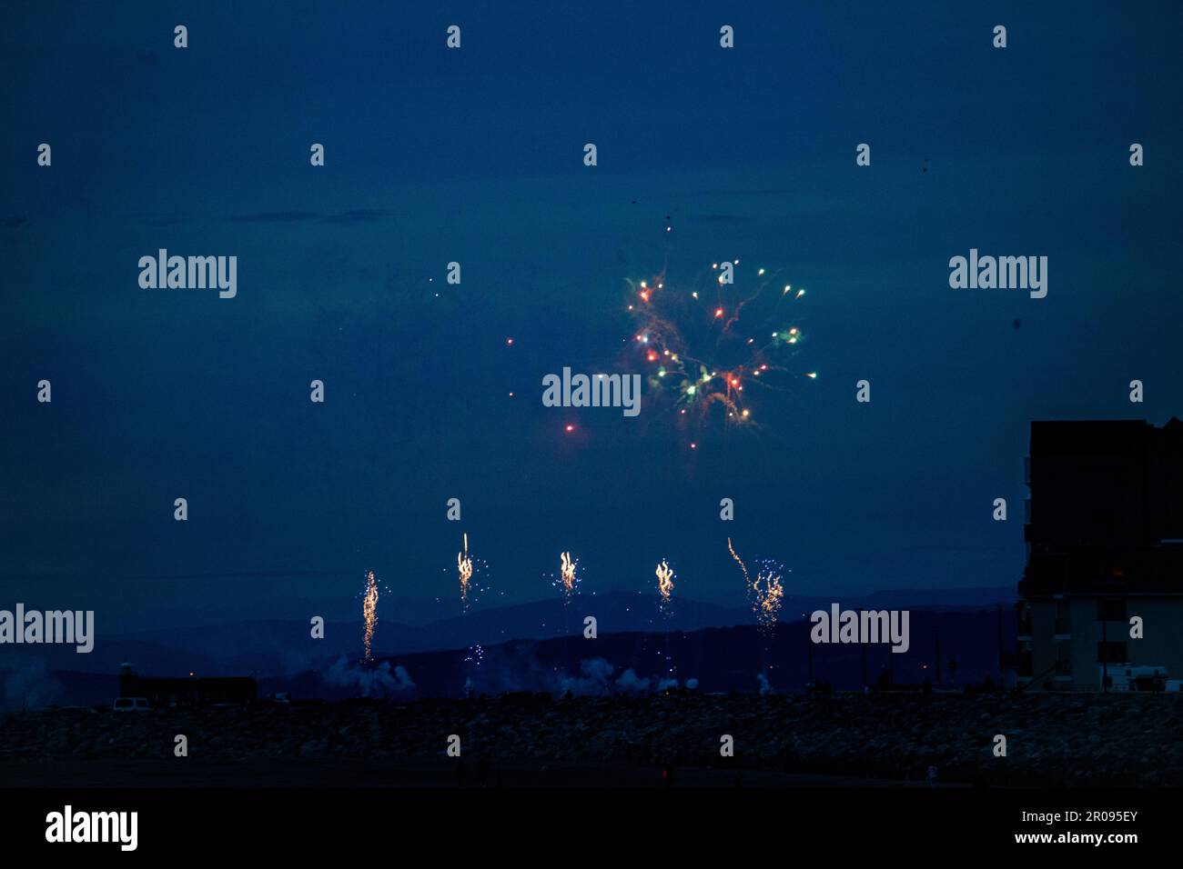 Morecambe, Lancashire, Großbritannien. 7. Mai 2023. Das Feuerwerk erhellte den Himmel in Morecambe, um das Ende der Feiern zu markieren, die in Morecambe zur Krönung von König Charles III. Stattfanden. Credit: PN News/Alamy Live News Stockfoto