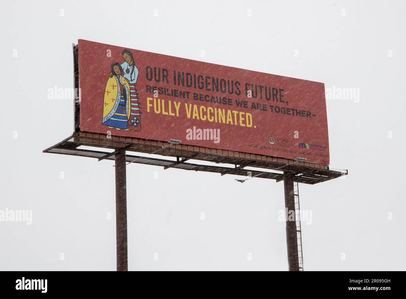 Hinkley, Minnesota. Werbetafeln, die die Zukunft der indigenen Bevölkerung anpreisen, weil sie vollständig gegen Covid geimpft sind. Stockfoto
