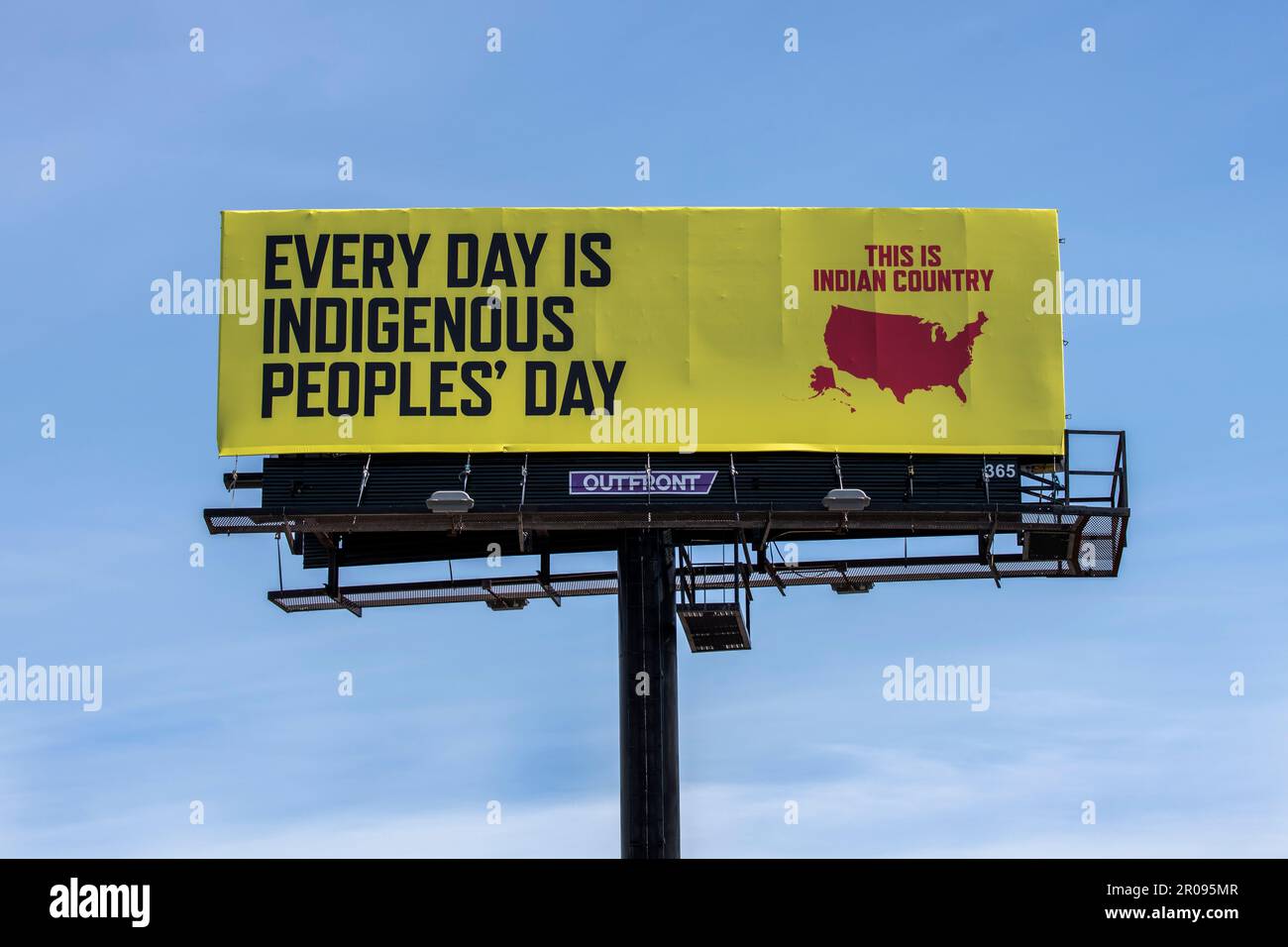 White Bear Lake, Minnesota. Reklametafeln mit Werbespots zum Indigenen Volkstag, einem Feiertag, an dem die Geschichte und Beiträge der Indianer gefeiert werden Stockfoto
