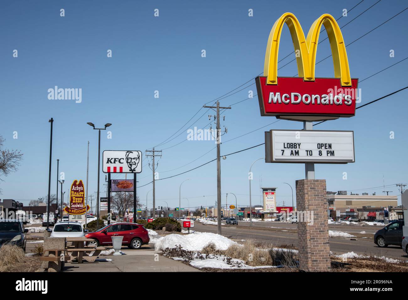 Roseville, Minnesota. Fastfood-Streifen mit McDonald's, KFC und Arby's. Stockfoto