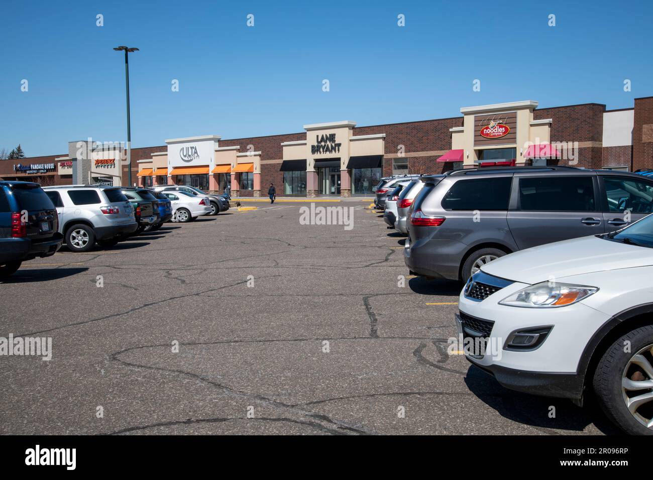 Roseville, Minnesota. Belebtes Einkaufszentrum im Freien mit modernen Geschäften. Stockfoto