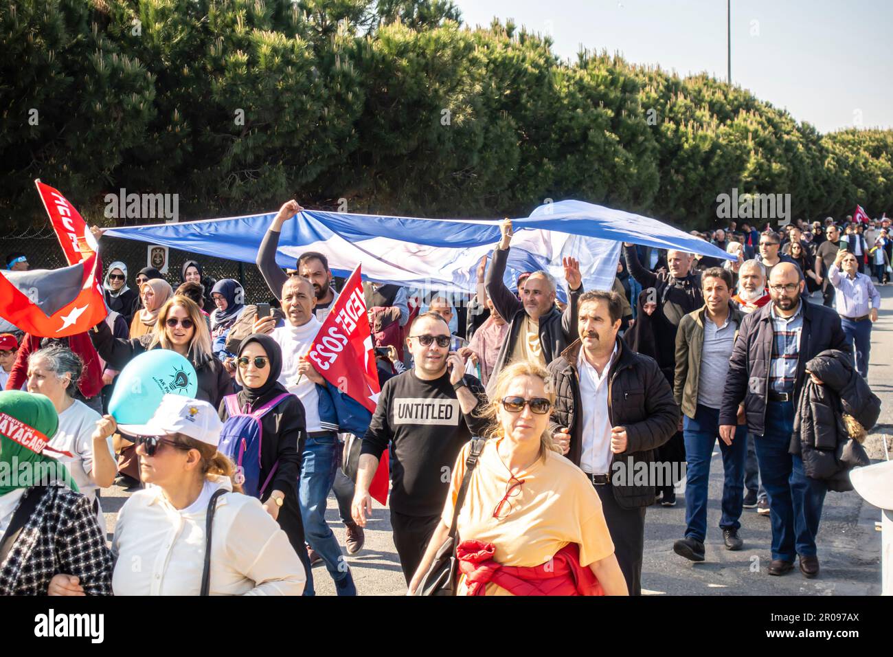 Wahlen in der Türkei. Erdogan-Kundgebung in Istanbul. Die Menge trägt die blaue Flagge der AK Party. Türkische Präsidentschaftswahlen Stockfoto