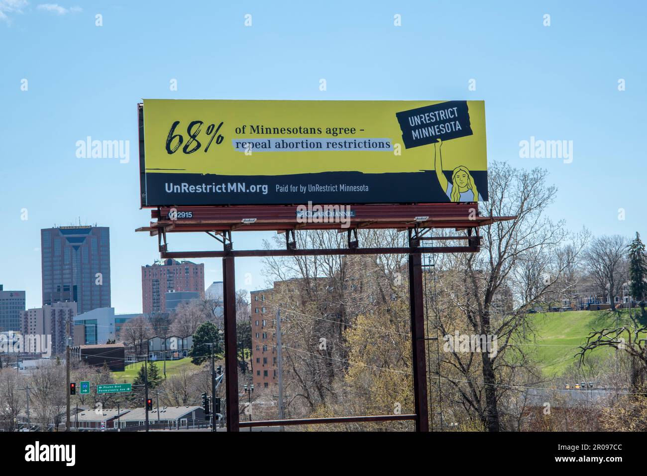 St. Paul, Minnesota. Reklametafeln, auf denen Minnesotans aufgefordert werden, Abtreibungsbeschränkungen aufzuheben. Stockfoto