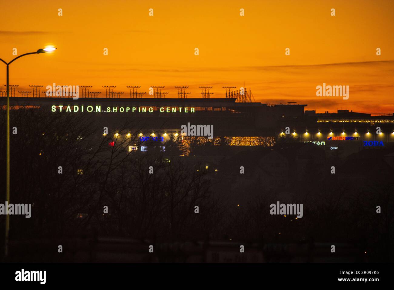 Sonnenuntergang in Belgrad: Stadion Shopping Center. Serbien Stockfoto