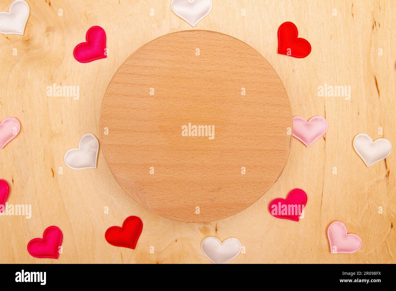 Viele kleine Herzen auf Holzhintergrund mit Kopierraum. Grußkarte mit herzerwärmenden Gefühlen auf Holzhintergrund. Stockfoto