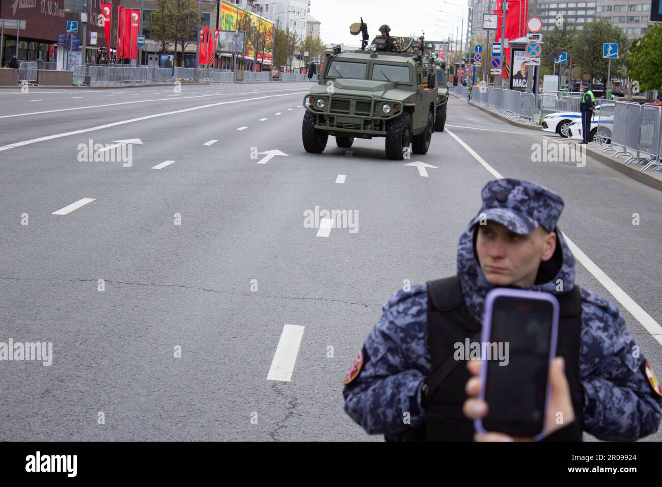 TIGR-M, ein russisches 4-x-4-Multifunktions-Fahrzeug für die Infanterie, ist im Zentrum von Moskau während der Generalprobe der Siegesparade am 7. Mai 2023 zu sehen. Traditionelle Militärparaden am Siegestag wurden in einer Reihe russischer Städte aus Sicherheits- und wirtschaftlichen Gründen abgesagt. Die russischen Behörden erklärten jedoch, dass sie die Siegesparade in der russischen Hauptstadt trotz eines jüngsten Drohnenangriffs auf den Kreml nicht absagen würden. Präsident Putin wird während der Militärparade am 9. Mai 2023 eine Rede auf dem Roten Platz in Moskau halten. (Foto: Vlad Karkov/SOPA Ima Stockfoto