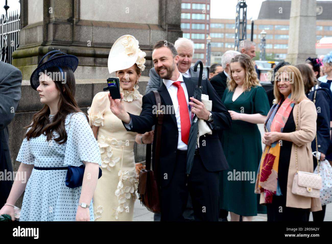 Julie Bishop kommt früh zur Krönung von König Karl III. In einem Zimmermann-Kleid. Stockfoto